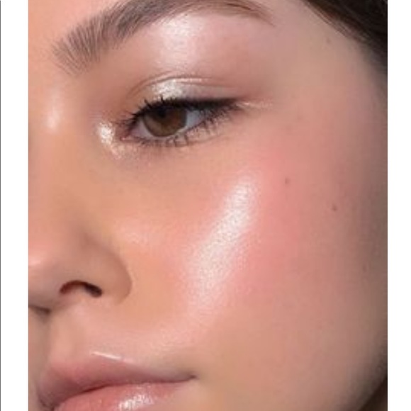 🍩Brand new DEWY PALETTE by URBAN OUTFITTERS - Picture 4 of 7